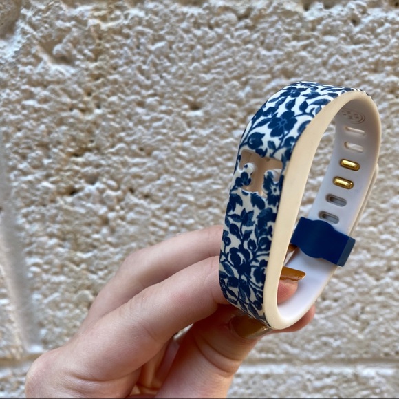Tory Burch Fitbit Band Silicone Blue Floral S/P - Picture 5 of 16